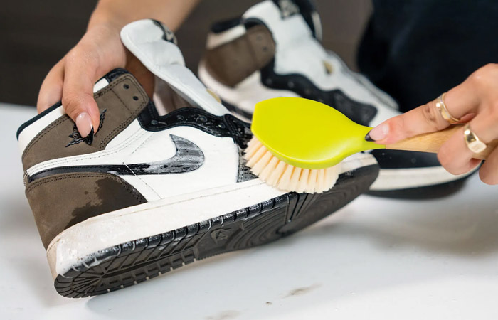 تمیز کردن کفش با براش یا مسواک